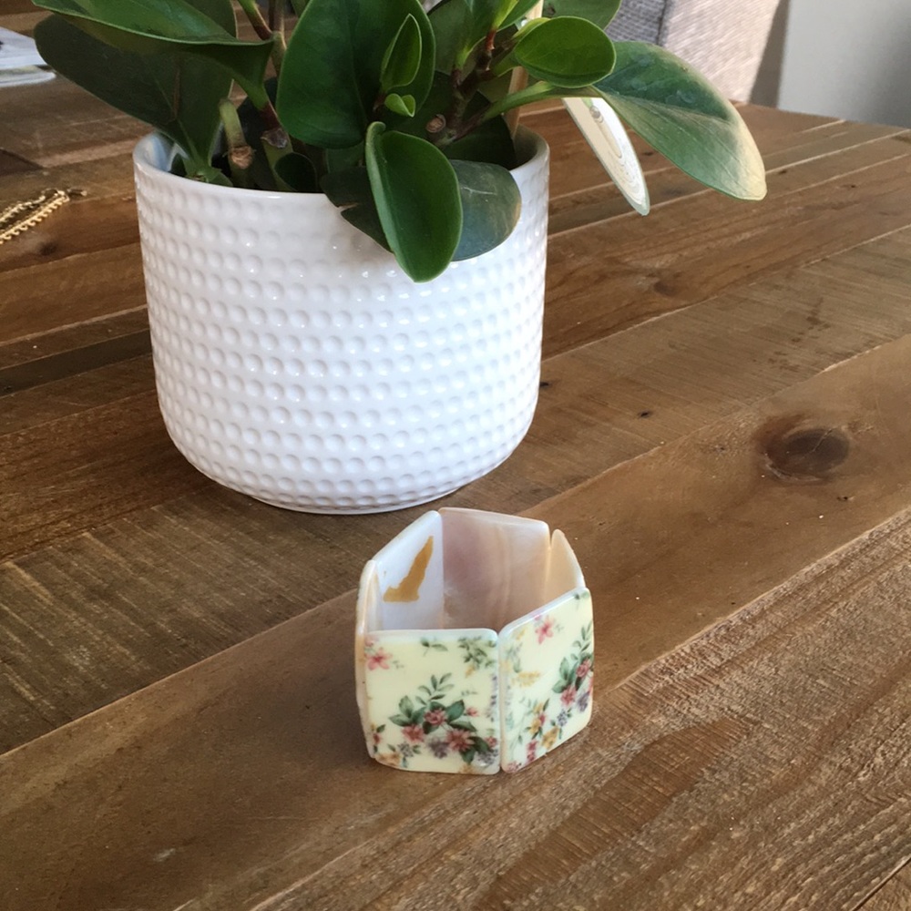 Shell Floral Bracelet - Picture 2 of 5